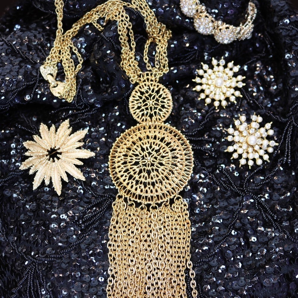 🔱 Gorgeous Vintage 1970s Gold Plated Tassel Chain Round Medallion Necklace 🔱